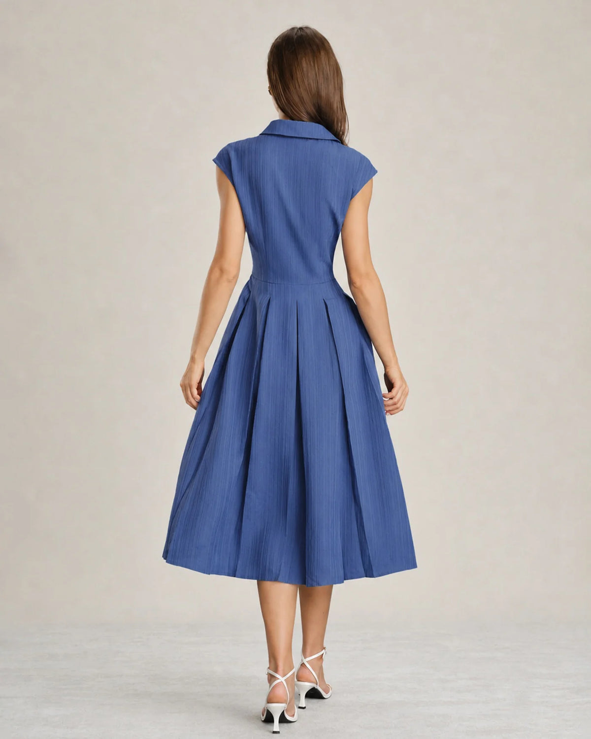 DALIA | Vestido midi plisado a cuadros marrones con botones
