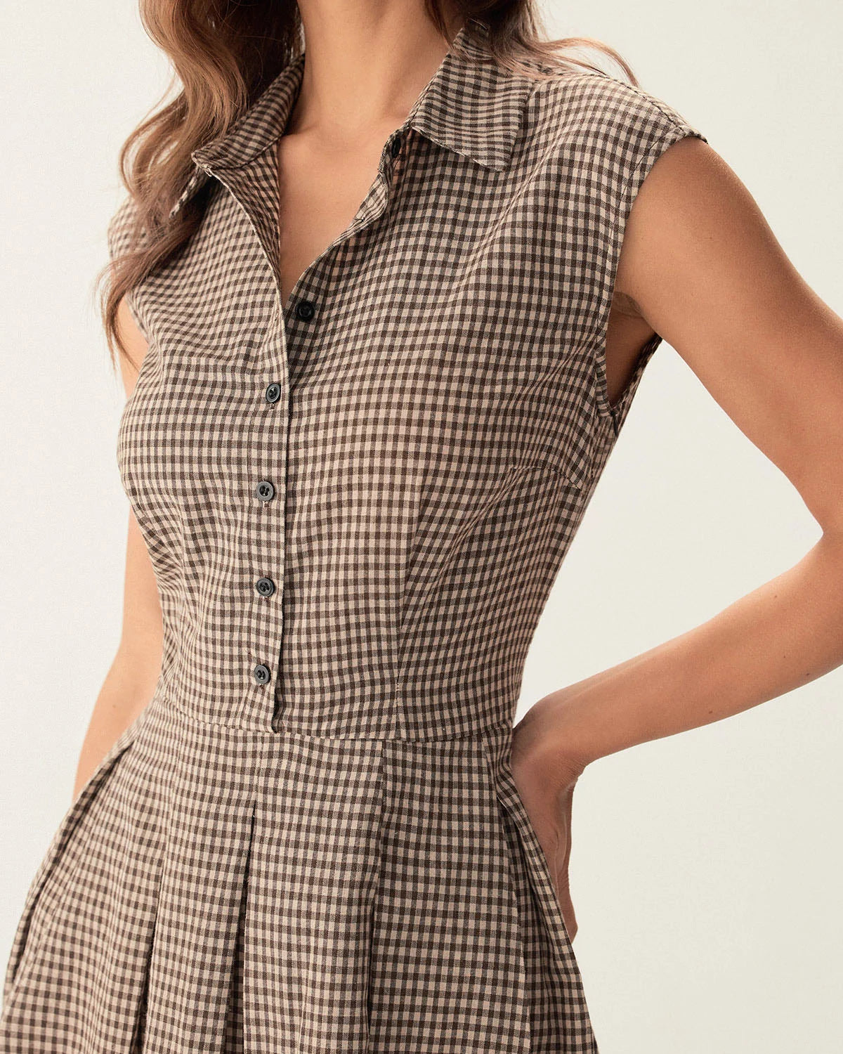 DALIA | Vestido midi plisado a cuadros marrones con botones