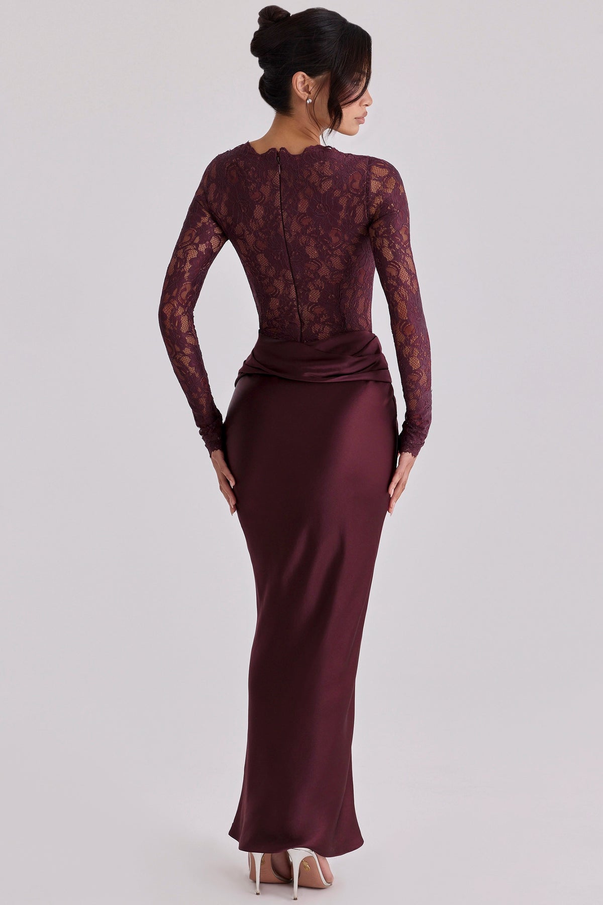 OLAYA | Vestido largo de satén con mangas largas y detalles de encaje