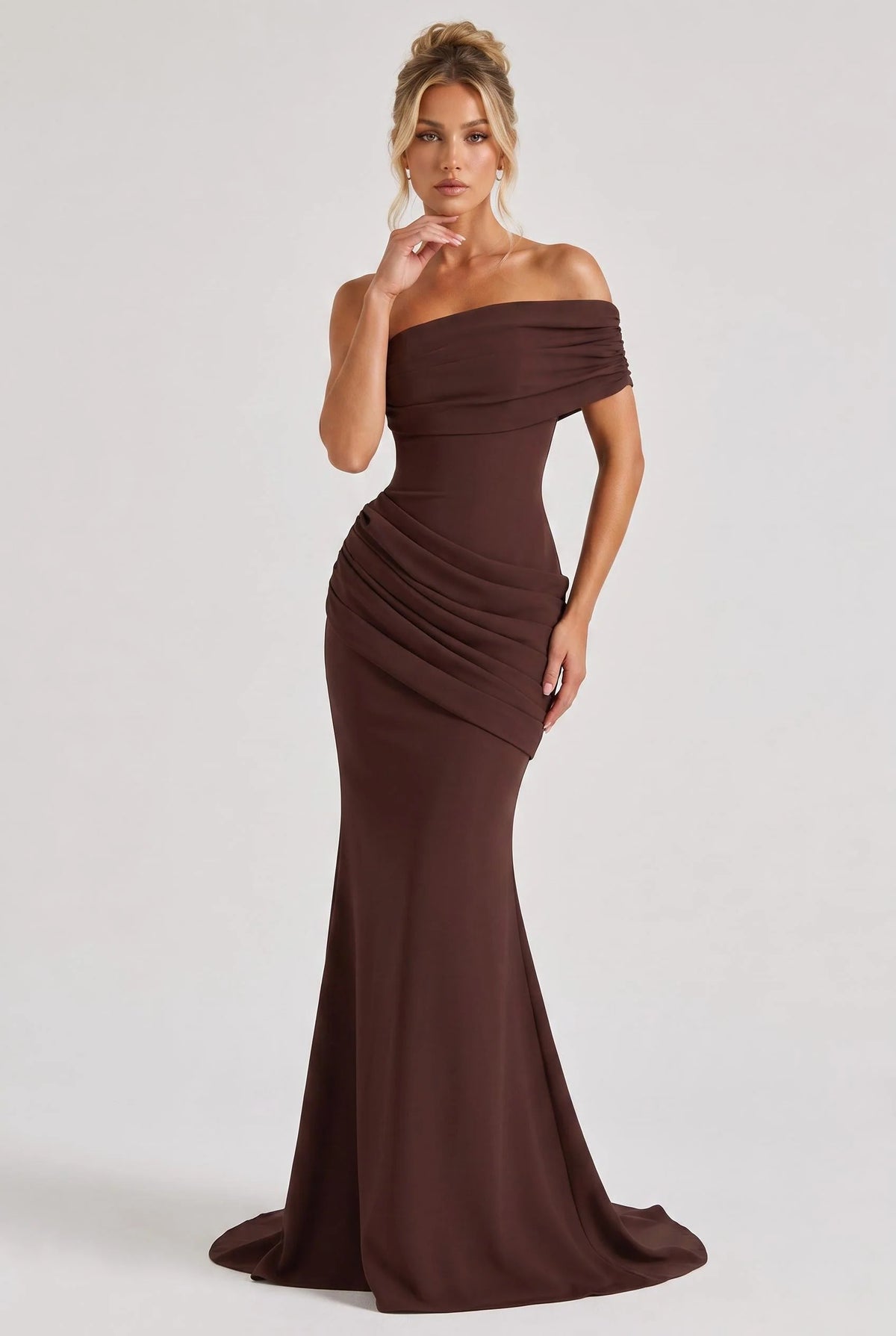 ABRIL | Vestido de sirena fruncido de crepé elástico con cola