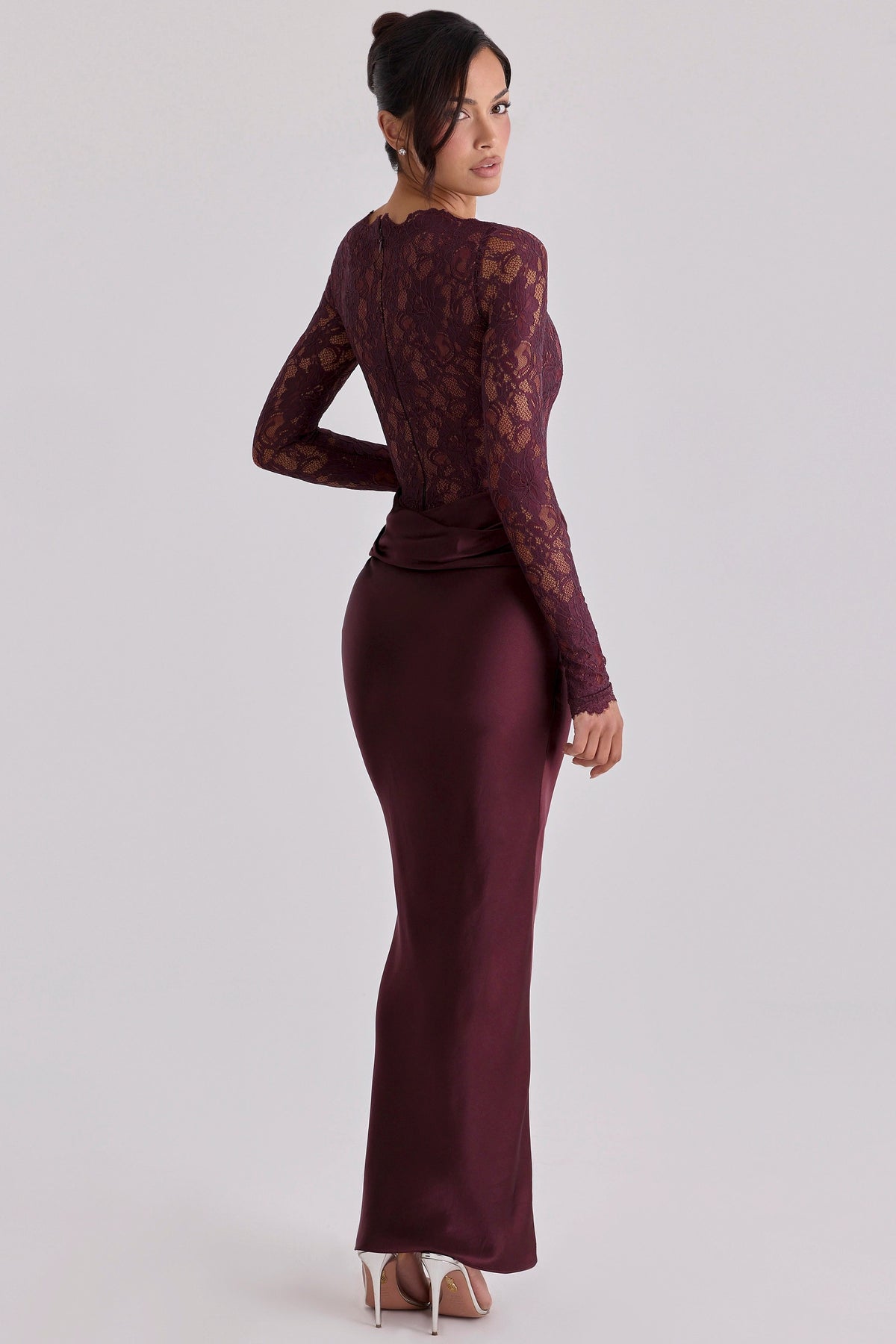 OLAYA | Vestido largo de satén con mangas largas y detalles de encaje