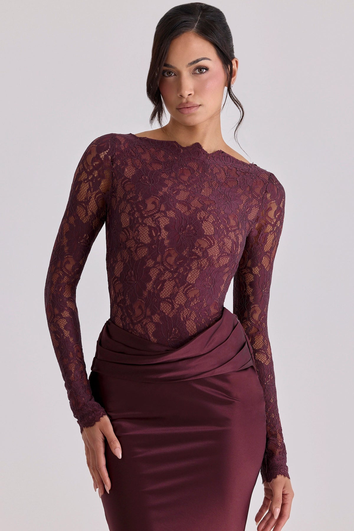 OLAYA | Vestido largo de satén con mangas largas y detalles de encaje