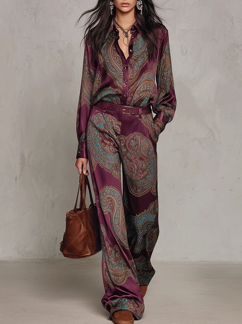 SIENA | Conjunto de camisa de manga larga de satén con estampado cachemira burdeos y morado y pantalones de pierna ancha.