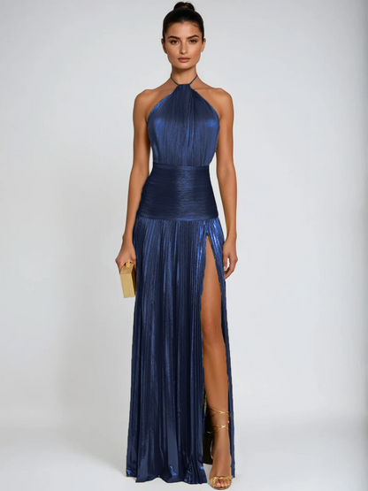 SILVIA | Vestido largo con cuello halter, abertura y pliegues metálicos en color azul marino.