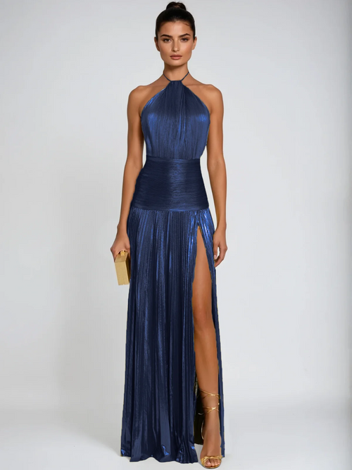 SILVIA | Vestido largo con cuello halter, abertura y pliegues metálicos en color azul marino.
