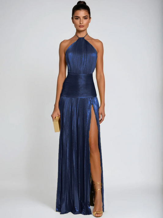 SILVIA | Vestido largo con cuello halter, abertura y pliegues metálicos en color azul marino.