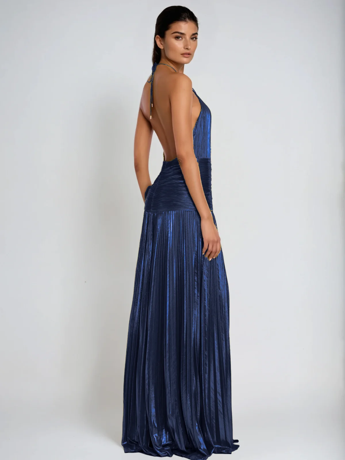 SILVIA | Vestido largo con cuello halter, abertura y pliegues metálicos en color azul marino.
