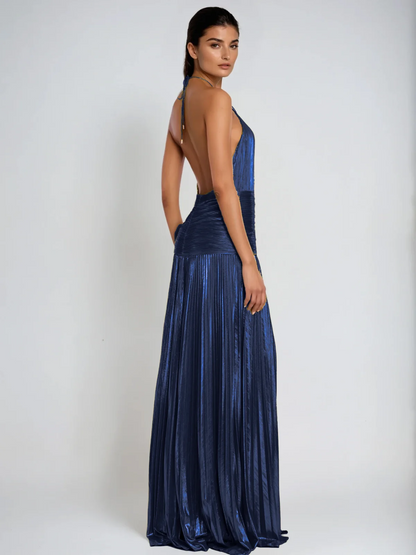 SILVIA | Vestido largo con cuello halter, abertura y pliegues metálicos en color azul marino.